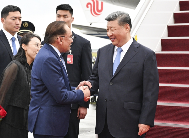 習(xí)近平抵達(dá)吉隆坡對(duì)馬來(lái)西亞進(jìn)行國(guó)事訪(fǎng)問(wèn)